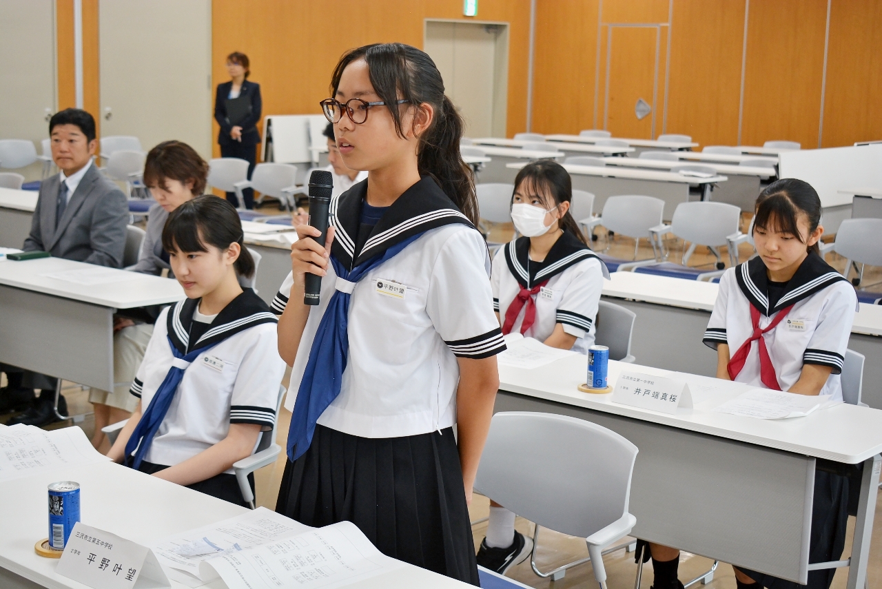 台湾訪問への抱負を語る生徒