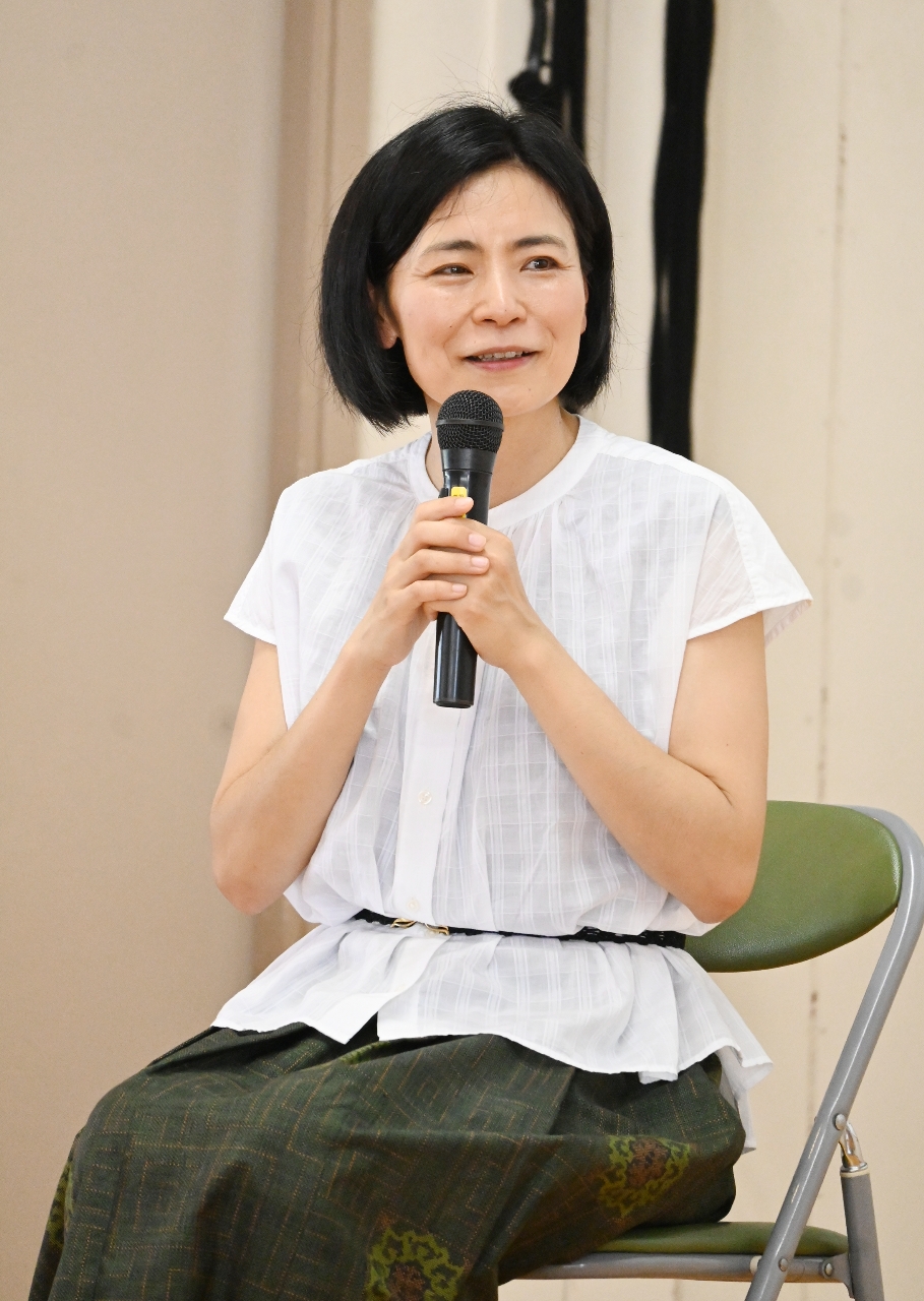 母校で講演するまつばらのりこさん
