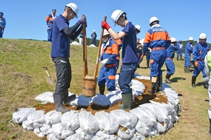 堤防の決壊、洪水を防げ 東北町消防団員が水防2工法を訓練