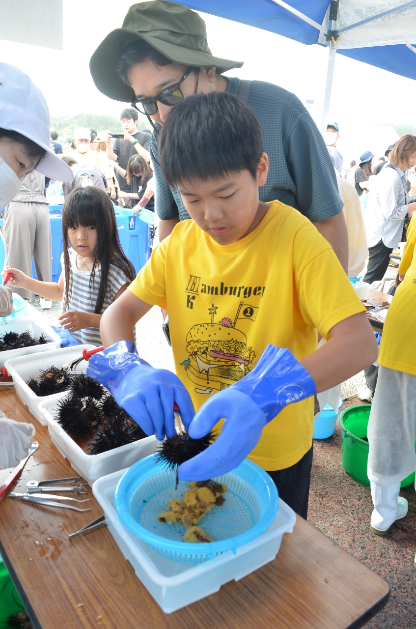 ウニの殻割りを体験する子どもたち