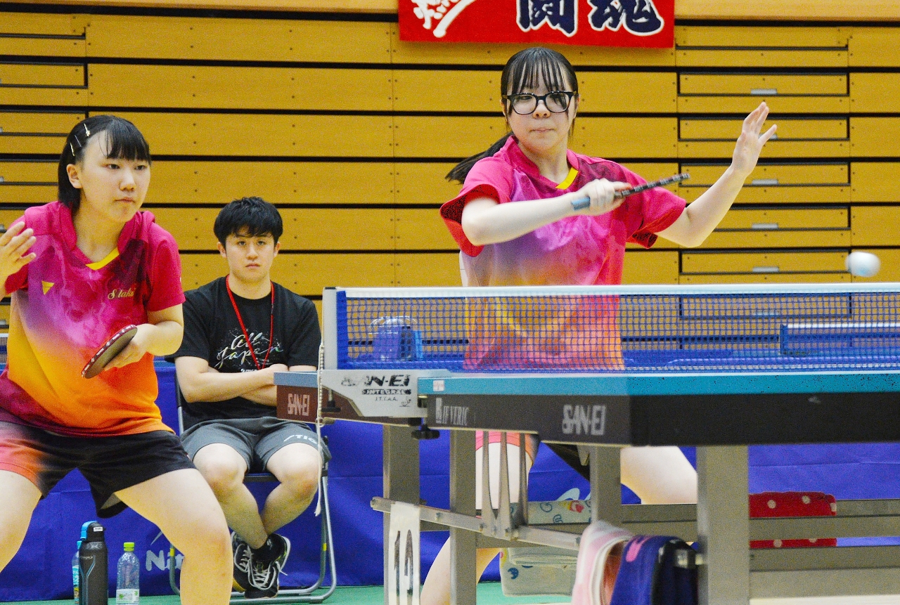 【卓球女子団体決勝・清卓ジュニア-十和田SSC】清卓ジュニアは金澤寧々(右)・足澤ひなたペアがダブルス戦を制し優勝を決める=三沢市国際交流スポーツセンター