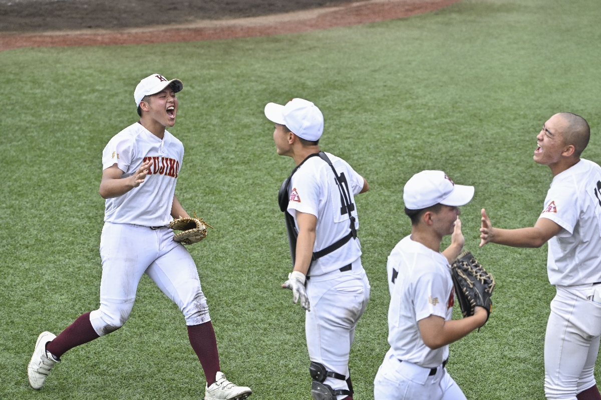 【準々決勝・久慈-花巻東】5回のピンチを無失点で切り抜け、笑顔でベンチに戻る久慈ナイン=きたぎんボールパーク