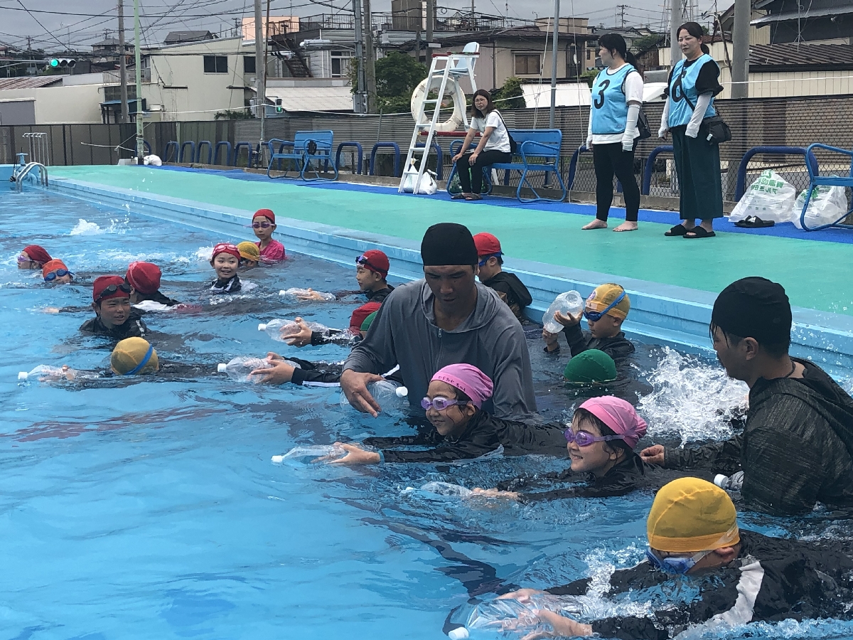 着衣水泳を体験する児童