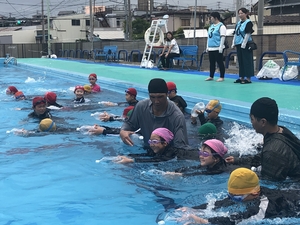 水の事故から命を守れ　八戸で児童向け着衣水泳教室