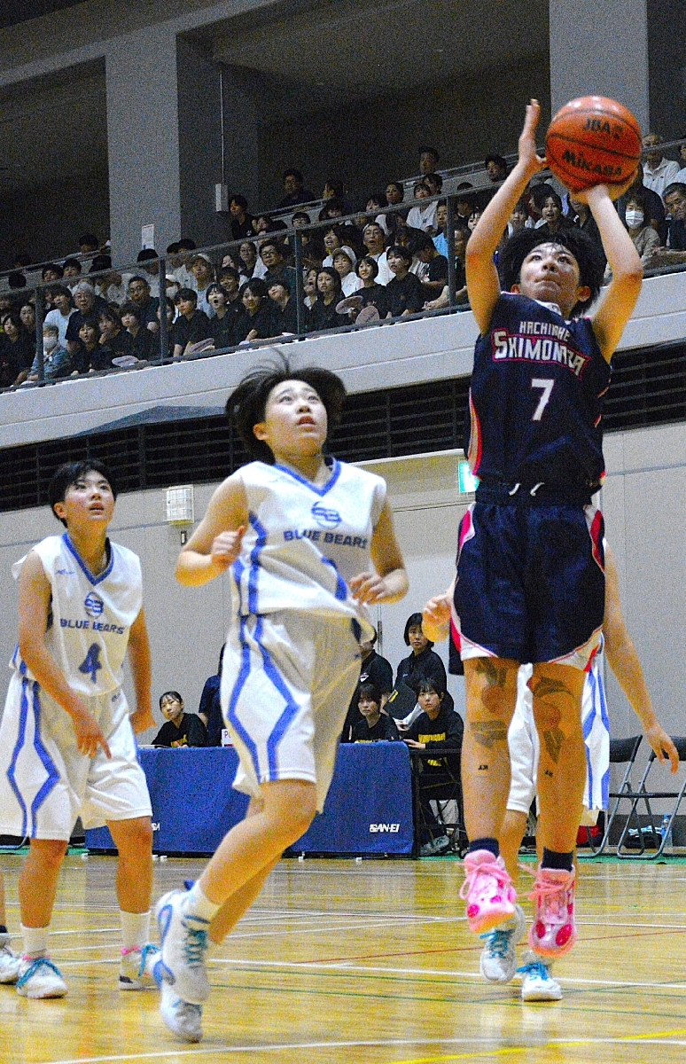 【バスケットボール女子決勝・三本木―下長】第3クオーター、下長は小林柚那(右)がシュートを決め、49―27とする=平川市ひらかわドリームアリーナ