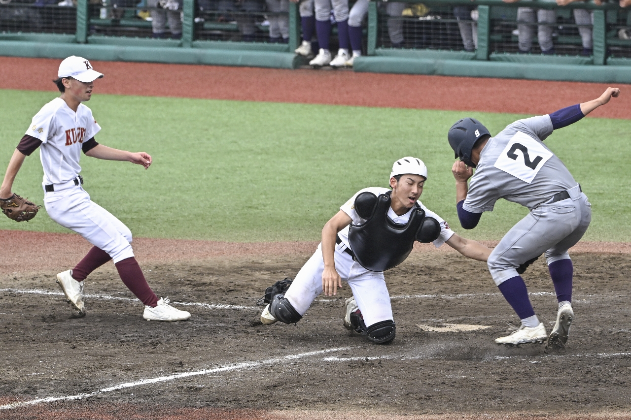 【準々決勝・久慈―花巻東】久慈は5回、スクイズで本塁を狙う三走をタッチアウトにし、勝ち越しを防ぐ=きたぎんボールパーク