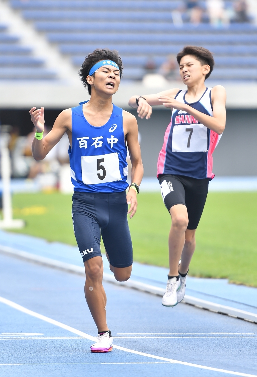 【陸上男子２・３年１５００メートル決勝】４分１秒４８の大会新記録で２連覇した百石の品田起良（左）＝青森市カクヒログループアスレチックスタジアム