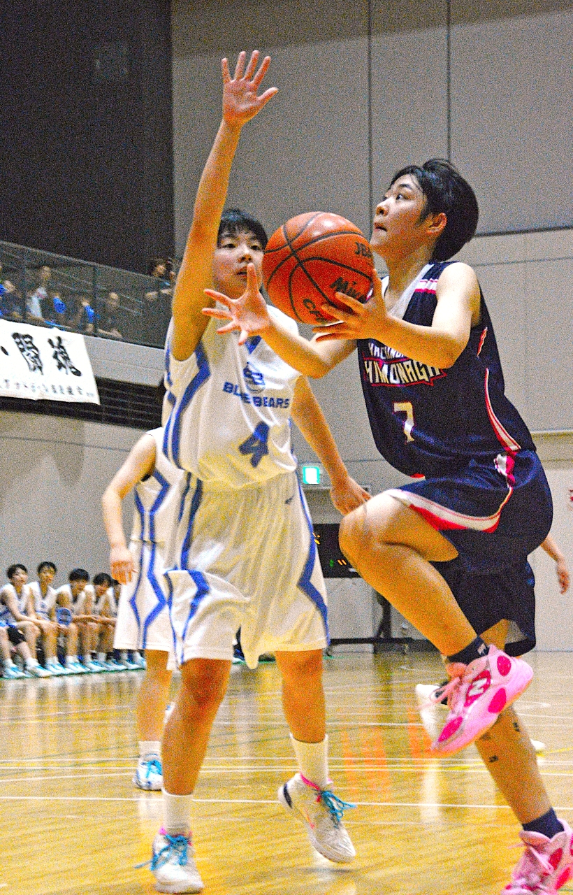 【バスケットボール女子決勝・三本木―下長】第２クオーター、下長は小林柚那（右）がシュートを決め、２４―２０とする＝平川市ひらかわドリームアリーナ