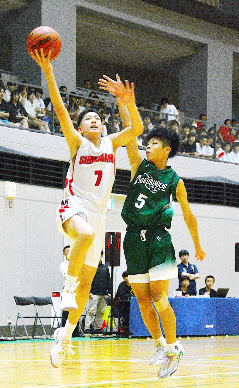 【バスケットボール男子決勝・白銀―造道】第３クオーター、白銀は松村寿毅（左）がレイアップシュートを決め、６２－３６とする＝平川市ひらかわドリームアリーナ