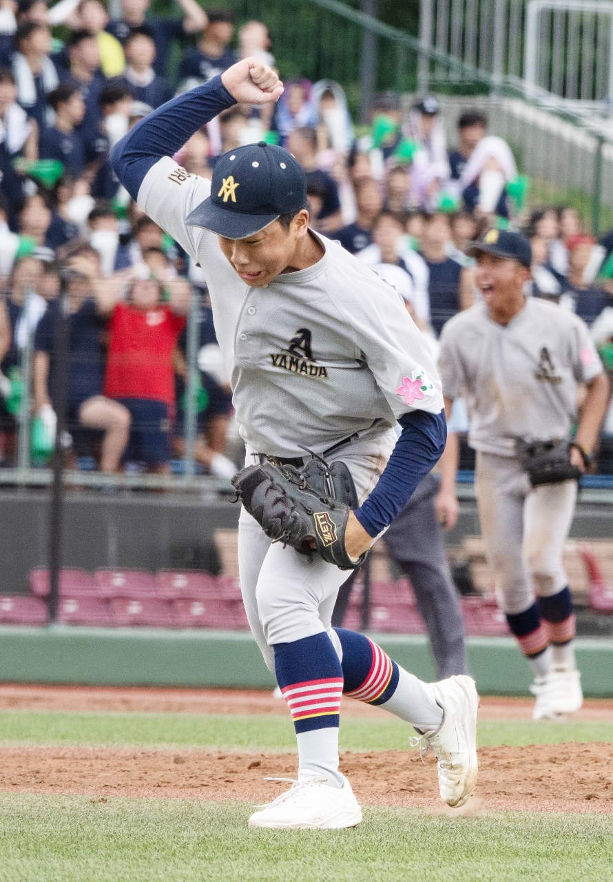 【準決勝・青森山田－工大一】５回を三振で締め、拳を振り下ろす青森山田先発の手代森爽来＝弘前はるか夢球場