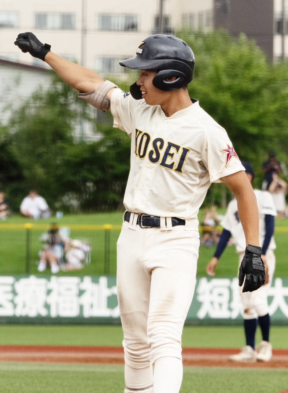 【準決勝・弘学聖愛―八学光星】5回八学光星1死一、三塁、同点の左前適時打を放ち、ベンチに向かってガッツポーズする新谷翔磨=弘前はるか夢球場
