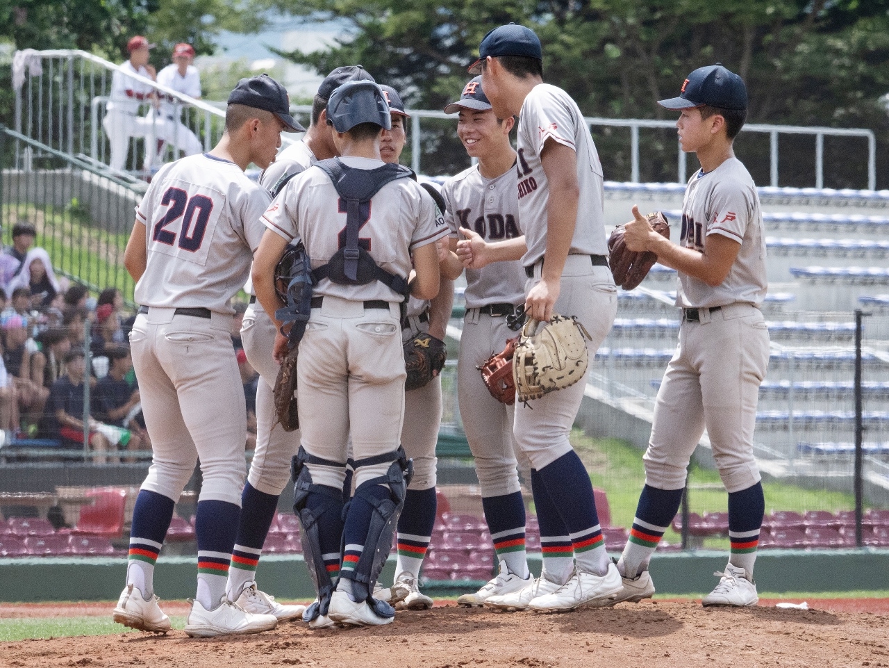 【準決勝・青森山田-工大一】4回1死一、三塁のピンチを招き、マウンドに集まる工大一ナイン=弘前はるか夢球場