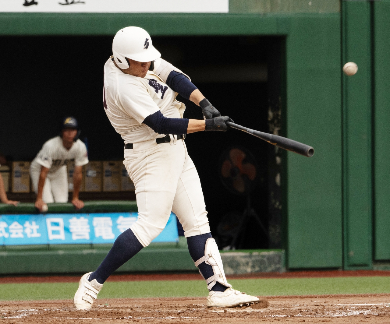 【準決勝・弘学聖愛―八学光星】７回弘学聖愛１死一塁、工藤楓が左越え２点本塁打を放ち、７―５と勝ち越す＝弘前はるか夢球場