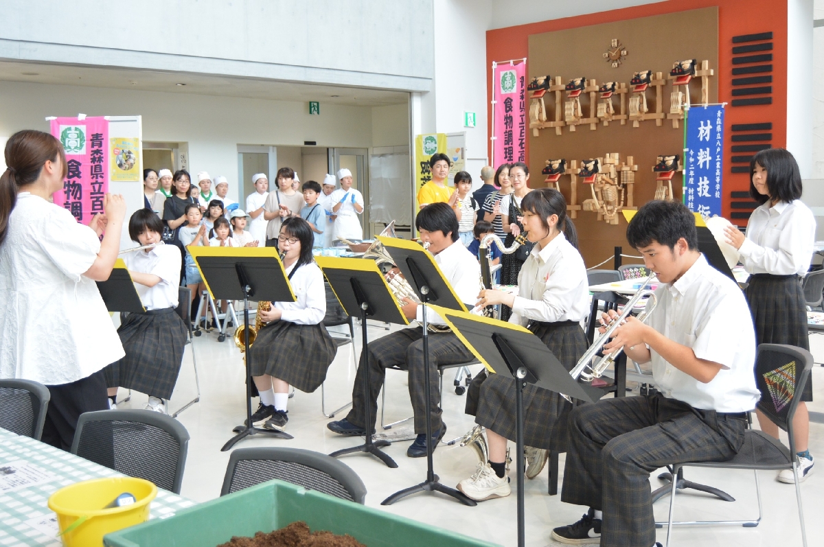 オープニングは百石高吹奏楽部が盛り上げた