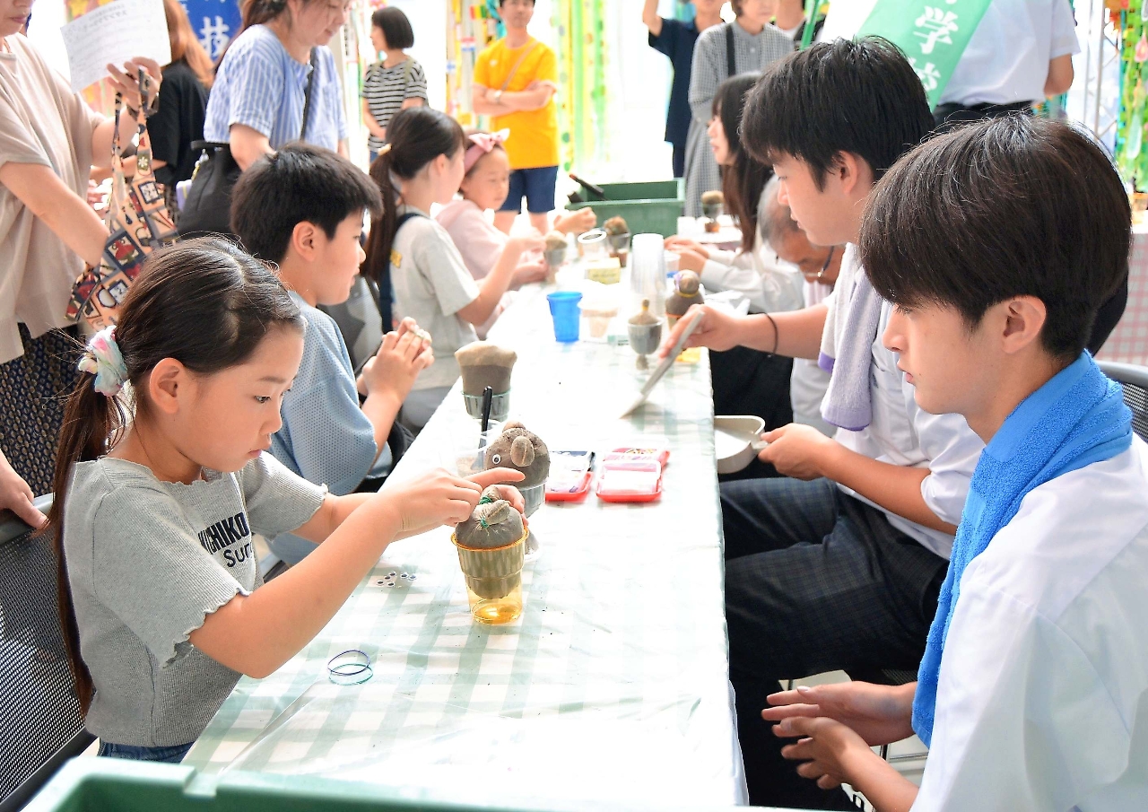 名久井農業高は「芝生小僧」作りを行った。水やりをすると、髪や動物の毛のように草が生えてくるという