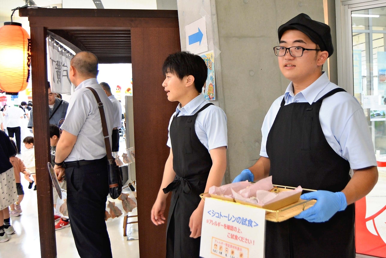 生徒が手がけた食品や工芸品の販売などを行った八戸高等支援学校