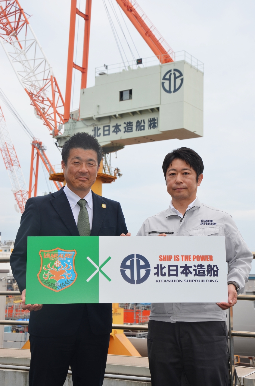 ユニホームパートナーを締結した下平賢吾社長(左)と根城信吾社長=21日、八戸市
