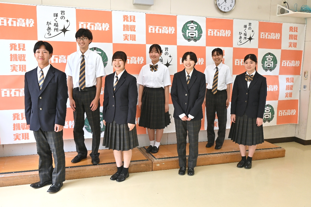 新制服を身に着けた生徒たち=21日、青森県立百石高