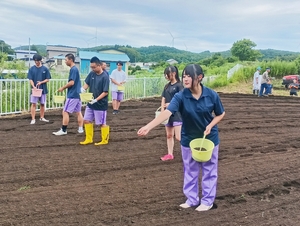 「すくすく育って」　六ケ所高生がソバの種まき　生産支援の一環で実施
