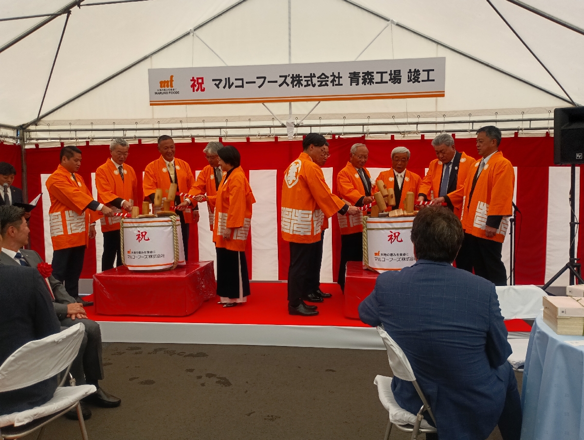 鏡開きで青森工場の完成を祝う関係者＝２２日、六戸町