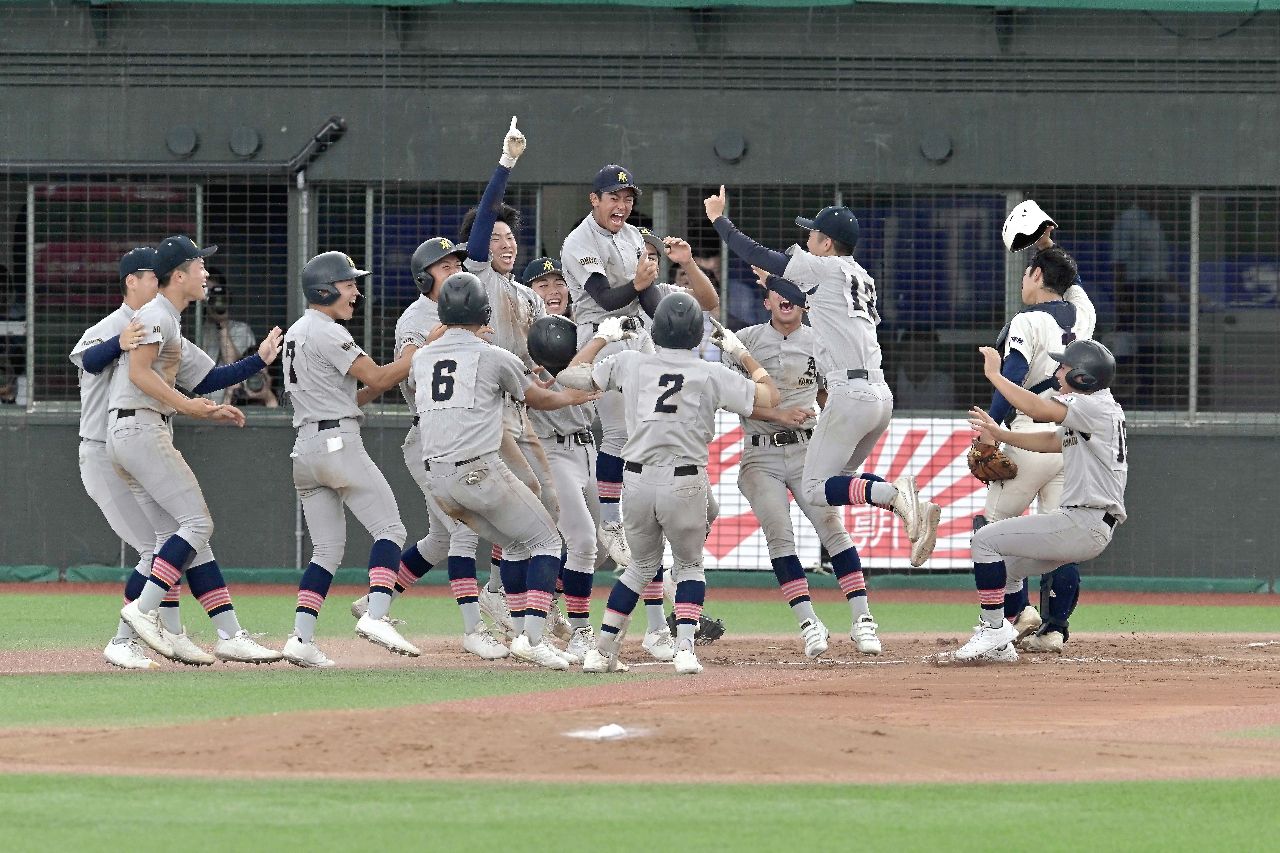 【決勝・聖愛―青森山田】2年ぶりに頂点に立ち、歓喜の青森山田ナイン=弘前はるか夢