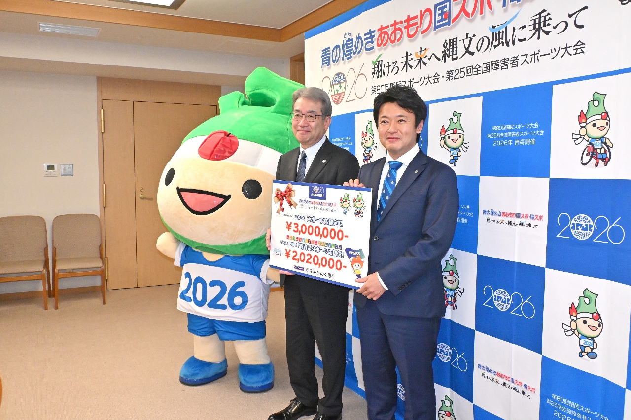 宮下宗一郎知事（右）に寄付金の目録を手渡す石川啓太郎頭取＝２２日、青森県庁
