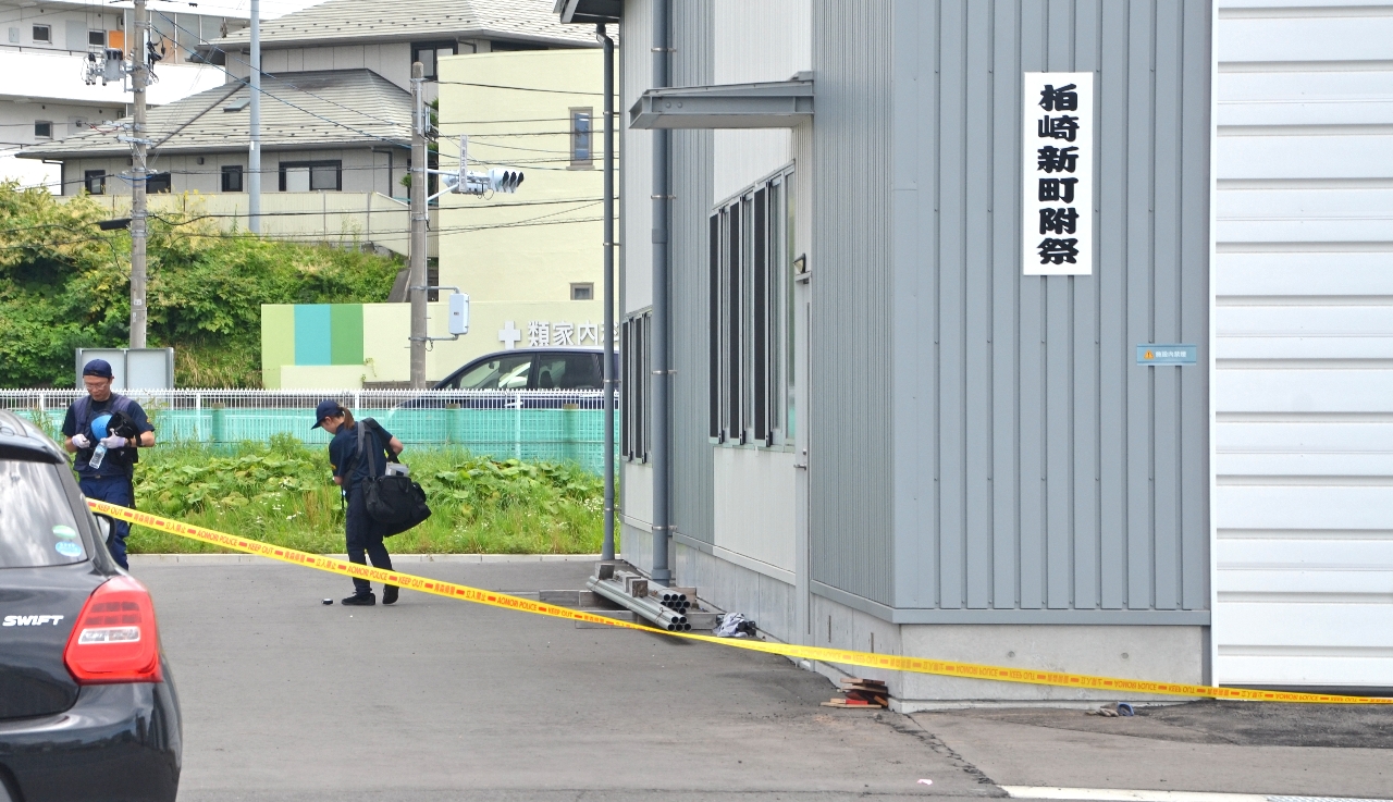 21日に作業事故が発生した柏崎新町附祭の山車小屋。22日も八戸署員による実況見分が行われた=午前11時40分ごろ、八戸市柏崎2丁目