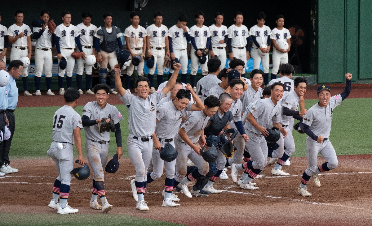 校歌を歌い終え、スタンドに向かって駆け出す青森山田ナイン＝弘前はるか夢球場