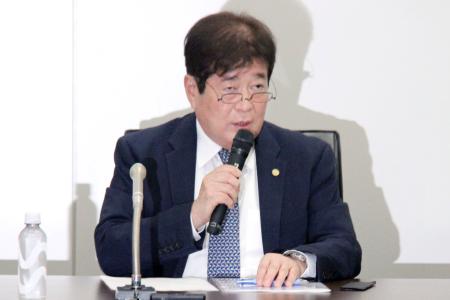 記者会見する今治造船の檜垣幸人社長=23日午後、東京都港区