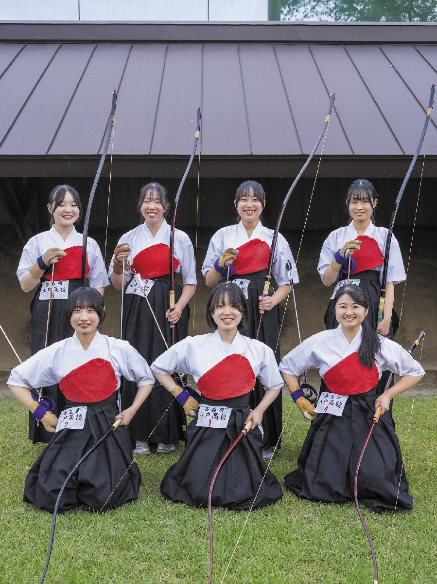 インターハイに出場する八戸高女子弓道部
