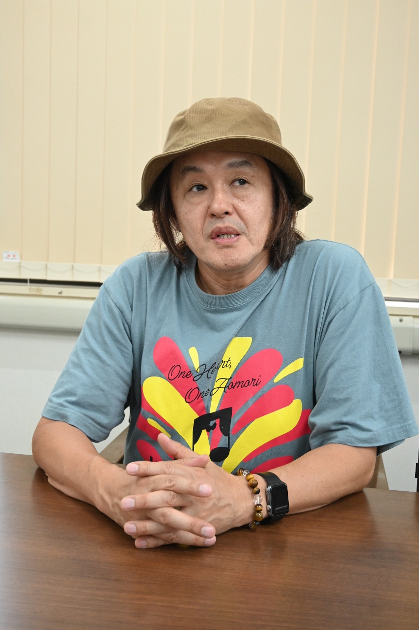 八戸、三沢両市で行うライブに向けた意気込みを語る坂本サトルさん＝２０日、八戸市のデーリー東北新聞社