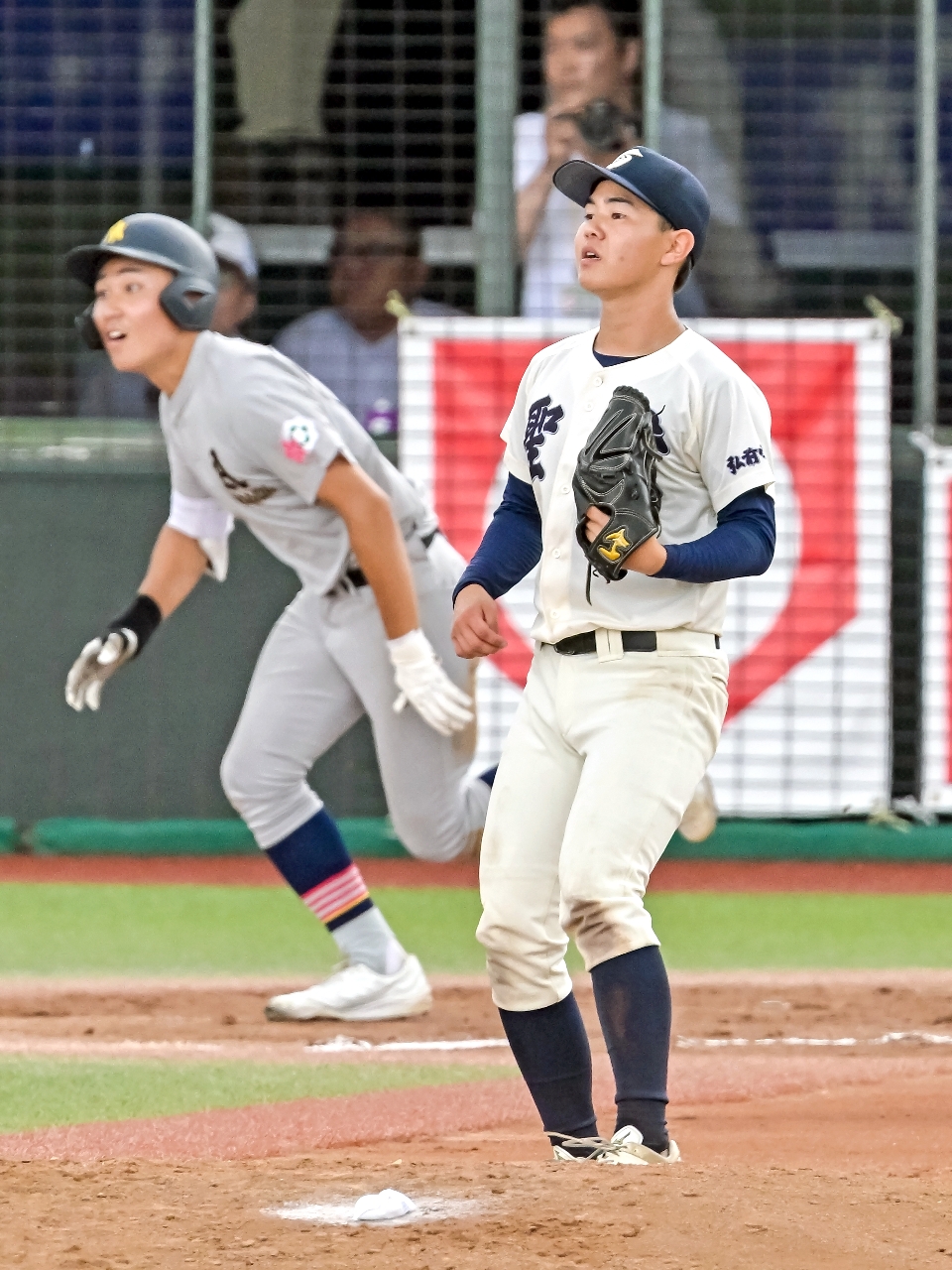 【決勝・聖愛―青森山田】延長10回タイブレーク青森山田1死満塁、ライトに飛んだ打球の行方を見る聖愛の水木海志(右)。サヨナラ犠飛となる=弘前はるか夢球場