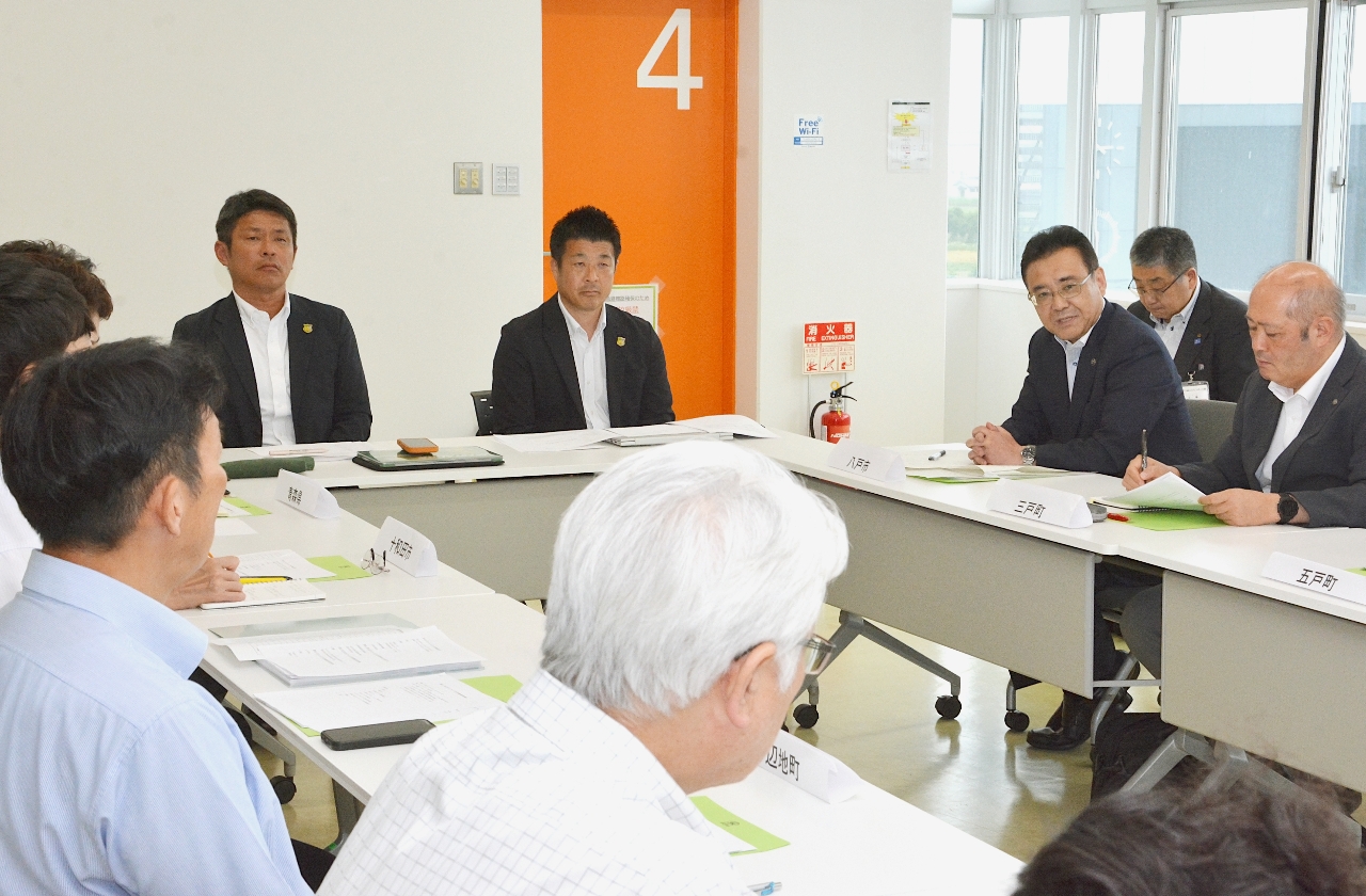 ヴァンラーレ八戸の将来像に関する報告書案を了承した百年構想委員会=22日、八戸市のプライフーズスタジアム