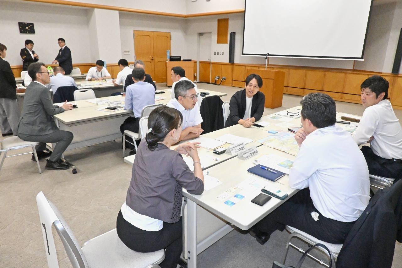 青森ファンならではの視点で観光マップ作成に取り組む県文化観光大使ら=22日、青森県庁