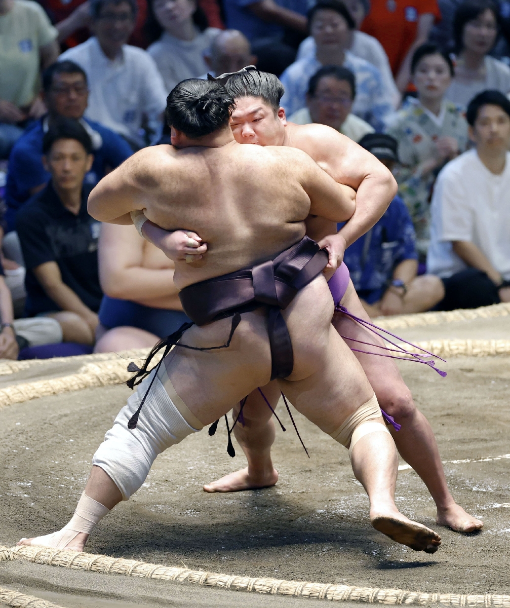 　尊富士が寄り切りで朝乃山を破る＝ＩＧアリーナ