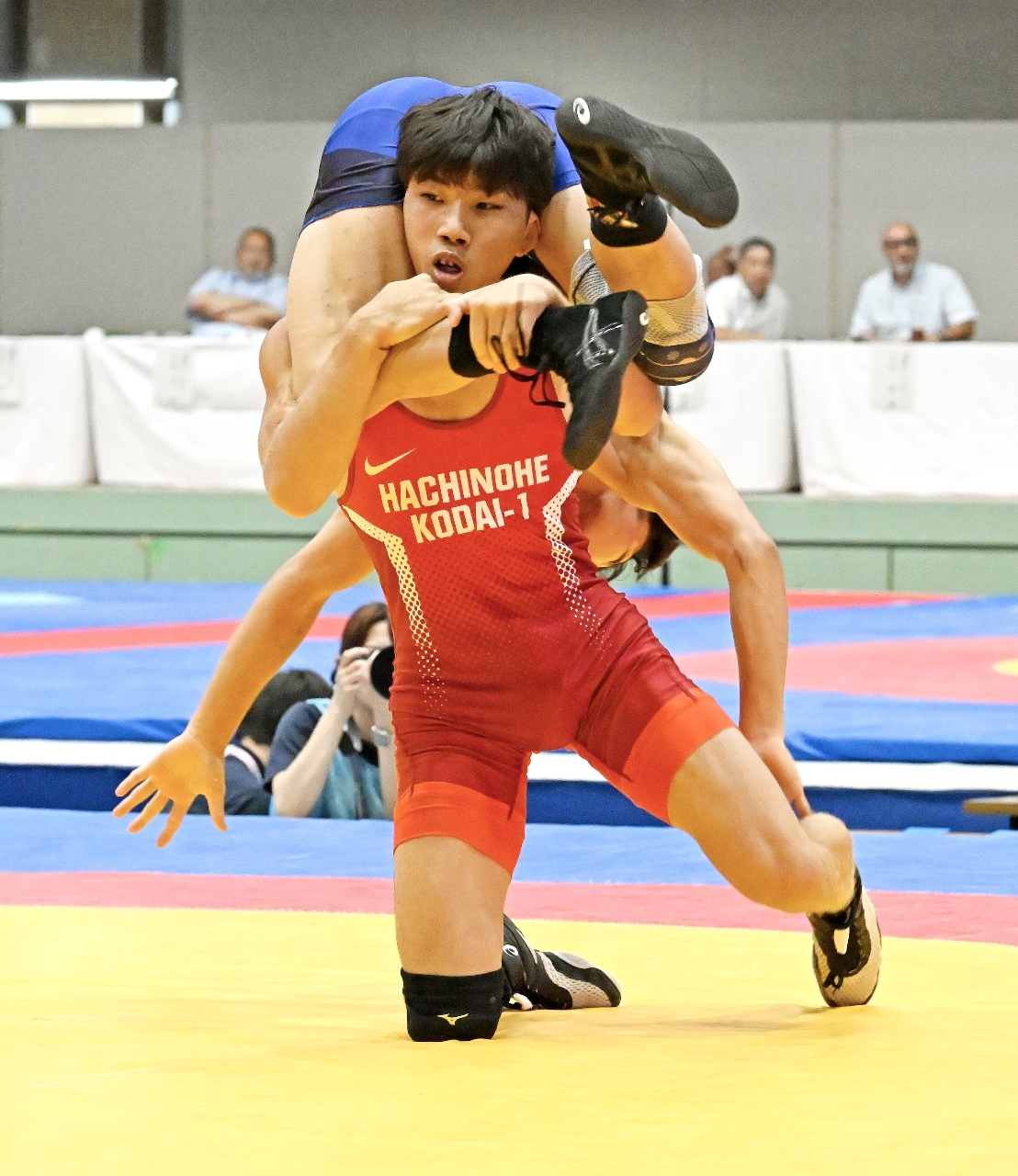 【レスリング男子団体３回戦・工大一―花咲徳栄】６０キロ級戦、工大一の吉田海人がポイント勝ちを収める＝和歌山県那智勝浦町体育文化会館