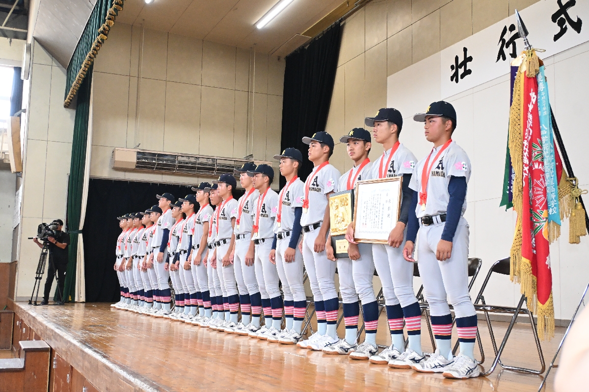 甲子園出場を決めた青森山田高ナイン=23日、青森市