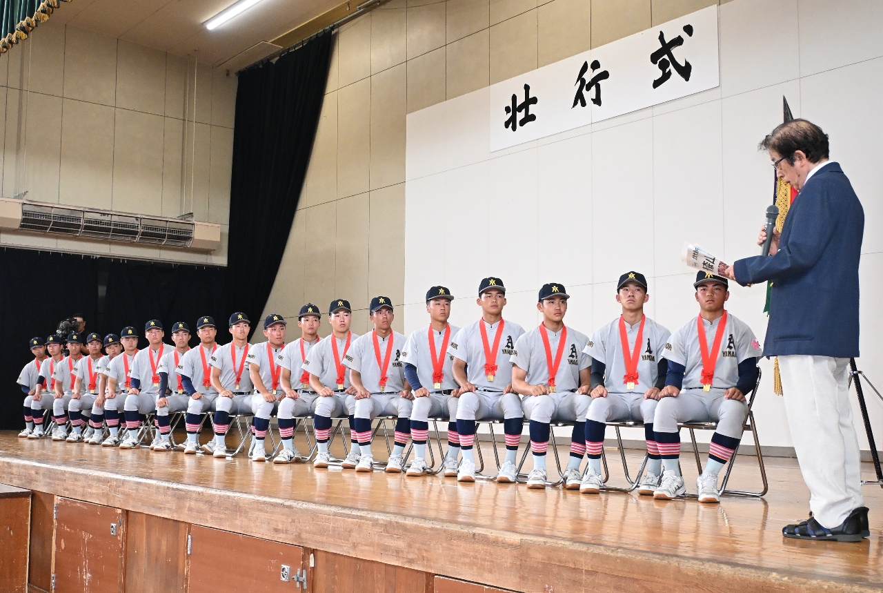 花田惇校長(右)から激励を受ける青森山田ナイン=23日、青森市