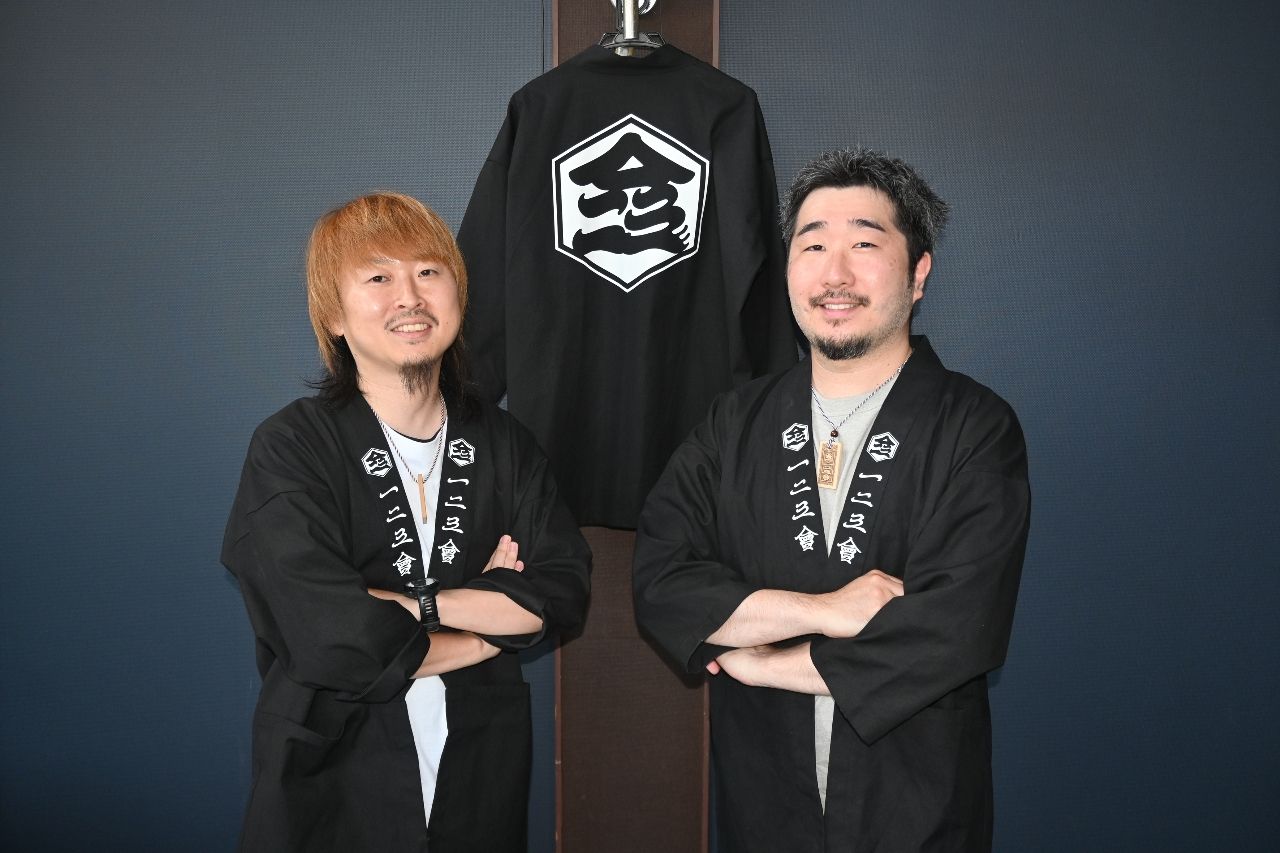 一二三會の共同代表を務める村岡将利さんと渡部良平さん(右)=7月中旬、十和田市