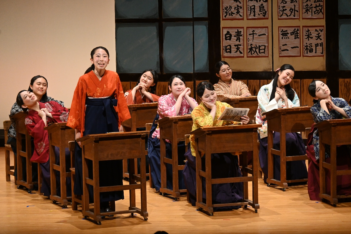 小夜（前列左）ら、明治時代の女学生が将来の夢を語る場面