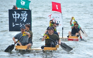 息合わせ15チーム熱戦 小川原湖で手作りいかだレース