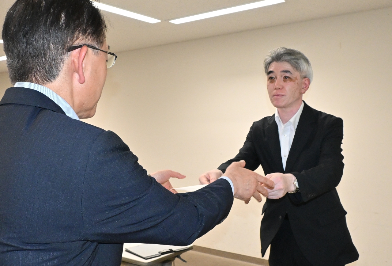 上沢謙一部長(左)に答申書を手渡す小堀勝幸会長=23日、青森県庁
