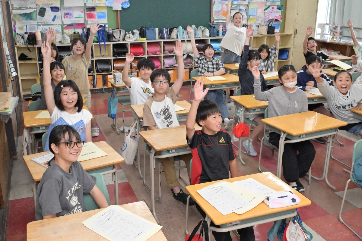 1学期の終業式を迎え、夏休みを心待ちにする八戸市立旭ケ丘小の児童=24日