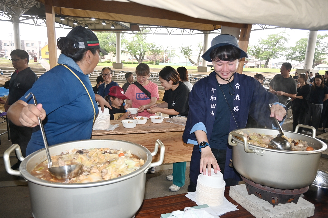 市民らの試食が行われたお披露目会=24日、十和田市相撲場