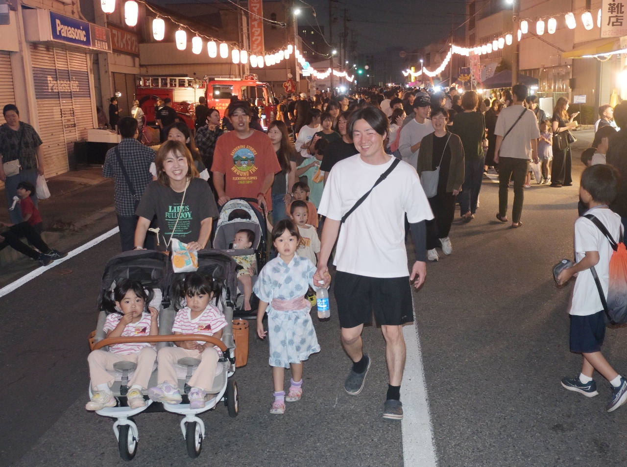 通りに露天とちょうちんが並び多くの人でにぎわう小中野祭り=24日午後7時半ごろ、八戸市小中野