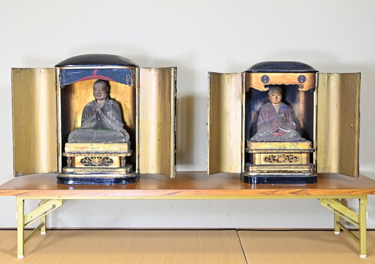 豊山寺の住職のものとされる2体の像