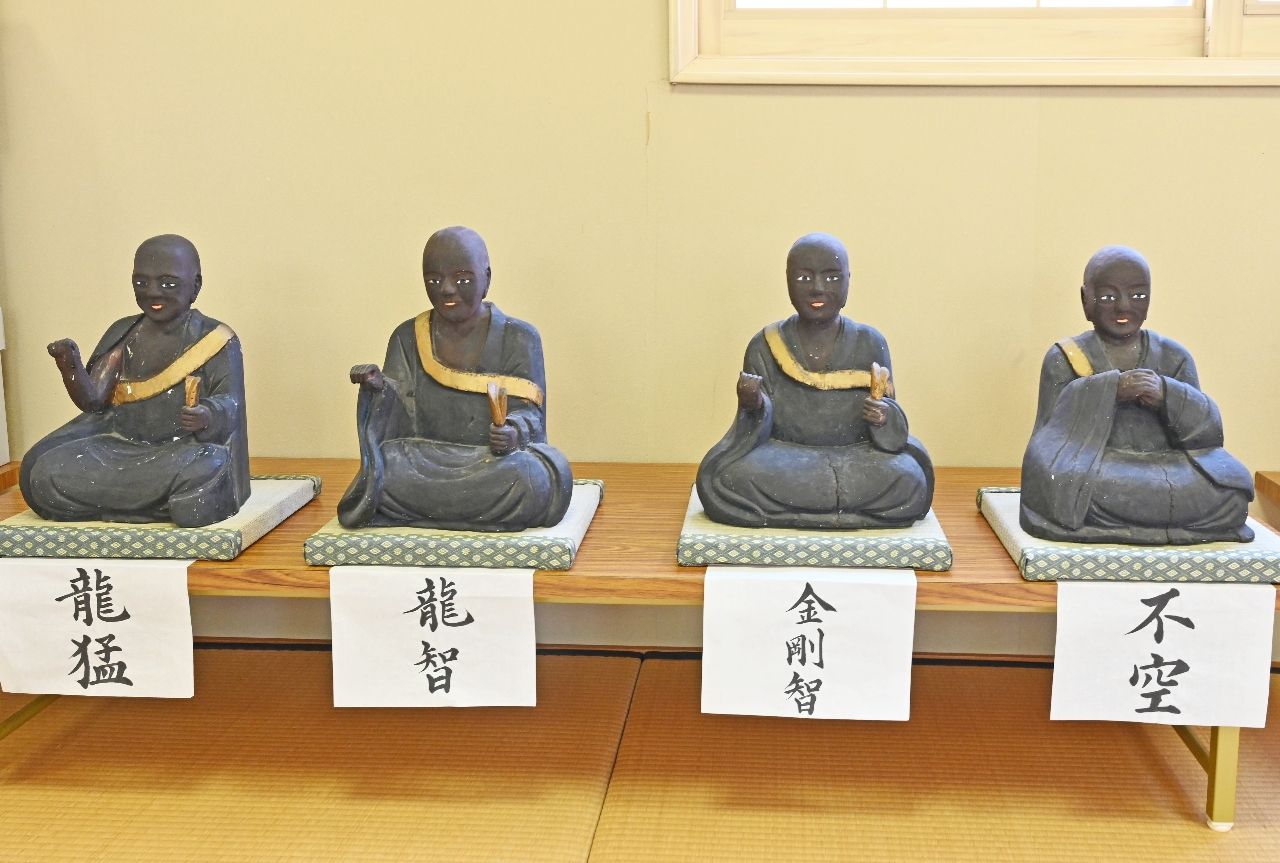 真言八祖の像。左から龍猛（りゅうみょう）・龍智、金剛智、不空
