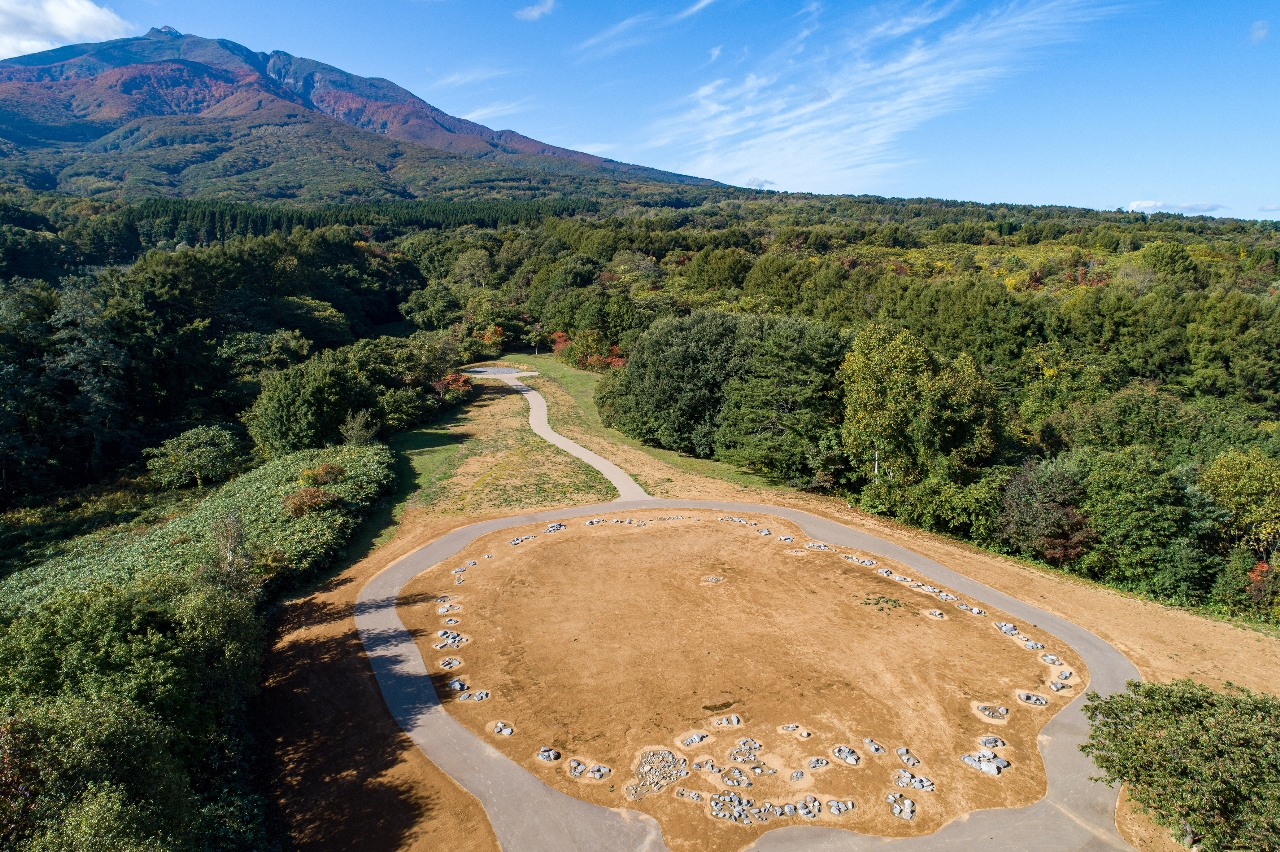 岩木山信仰を思わせる大森勝山遺跡の環状列石（ＪＯＭＯＮ　ＡＲＣＨＩＶＥＳ提供）