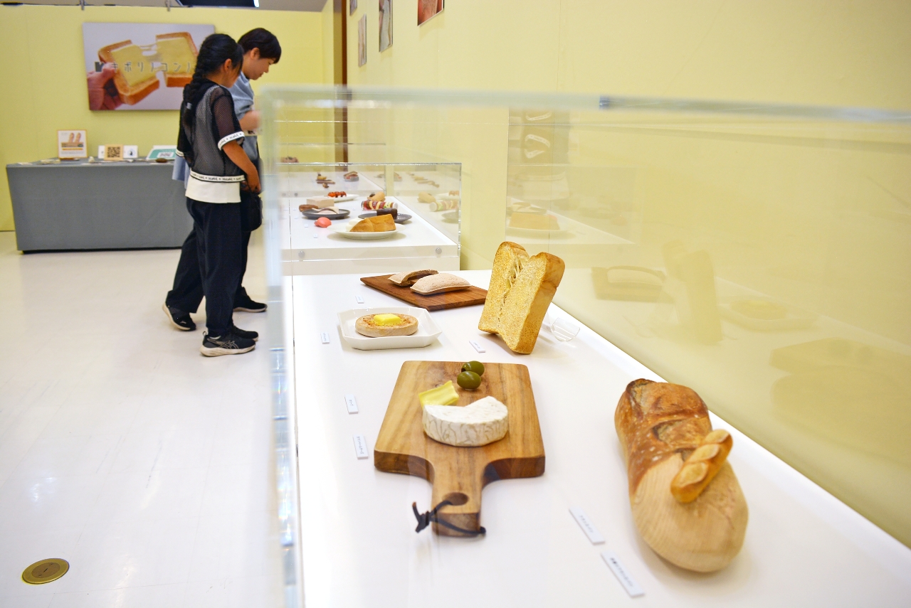 おいしそうな木彫りアートが並ぶ「キボリノコンノ展」