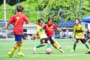 暑さにも負けずプレー　ハシモトホーム主催ジュニアサッカー大会／八戸